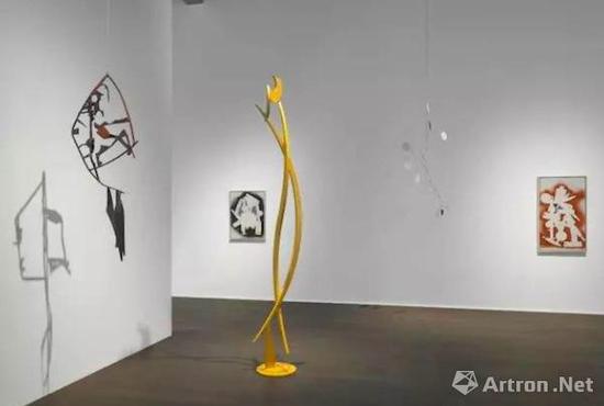 豪瑟沃斯蘇黎世展覽‘亞歷山大·考爾德 / 大衛(wèi)·史密斯’（Alexander Calder / David Smith）現(xiàn)場(chǎng)圖。? 考爾德基金會(huì)，紐約 / 2017 ProLitteris，蘇黎世，大衛(wèi)·史密斯藝術(shù)資產(chǎn)，圖片：大衛(wèi)·史密斯藝術(shù)資產(chǎn)，考爾德基金會(huì)，豪瑟沃斯