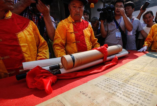 保存400年圣旨對(duì)外展示2