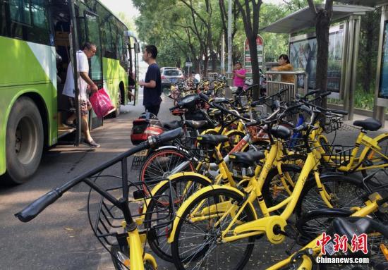 資料圖：共享單車擠滿北京一處公交站臺，對公交車的運行產(chǎn)生一定影響。<a target='_blank' href='http://www.chinanews.com/' _fcksavedurl='http://www.chinanews.com/'></table>中新社</a>記者 劉關(guān)關(guān) 攝