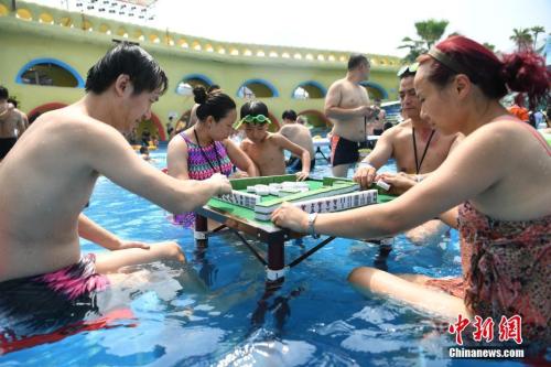 資料圖：2017年8月2日，重慶洋人街一水上樂園舉行夏季消暑活動，其中水中玩麻將吸引不少游客參與。陳超 攝