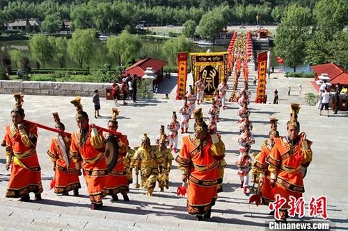 8月10日，丁酉年兩岸千名青年黃陵祭祖典禮在陜西黃帝陵舉行。來自臺灣的青年學(xué)生、基層青年民意代表及陜西高校的青年學(xué)生等千余人齊聚黃帝陵，祭拜人文初祖軒轅黃帝。<a target='_blank' href='http://www.chinanews.com/'>中新社</a>記者 田進 攝