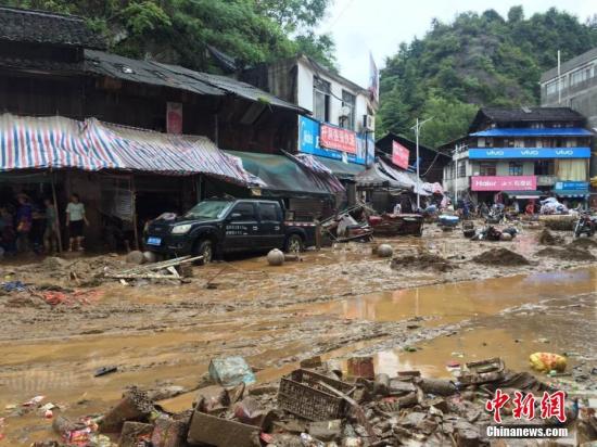 8月12日7時(shí)許，受強(qiáng)降雨影響，廣西柳州市融水苗族自治縣桿洞鄉(xiāng)桿洞村河段水位暴漲，超警戒水位0.97米洪水。洪水來勢洶洶，涌入當(dāng)?shù)卣诮值?，?dǎo)致部分商鋪、住房被淹，一些未來得及轉(zhuǎn)移車輛被沖走。據(jù)融水官方介紹，當(dāng)天7時(shí)許，桿洞村河段水位上漲至491米，僅僅十分鐘后暴漲至492.3米(警戒水位492米)。山洪暴發(fā)后，當(dāng)?shù)厮蛔罡邼q至492.97米。由于洪水來得突然，許多受災(zāi)戶來不及搬離東西，街上多輛汽車被洪水沖走。7時(shí)35分，當(dāng)?shù)卣畣?dòng)緊急預(yù)案、成立抗洪救災(zāi)組，迅速組織沿河群眾撤離，至7時(shí)50分左右已全部安全撤離，暫無人員傷亡報(bào)告。目前，該鄉(xiāng)仍有零星小雨，河水水位已回落至警戒水位以內(nèi)，當(dāng)...