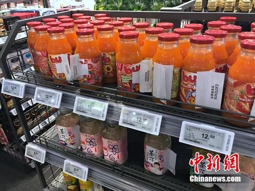 無人超市所售商品中，飲料居多。<a target='_blank' href='http://www.chinanews.com/' >中新網(wǎng)</a> 吳濤 攝