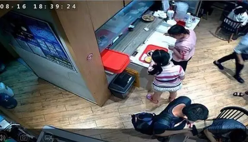 女子在飯店丟萬(wàn)元名表 排列上萬(wàn)手機(jī)號(hào)找出拾走者