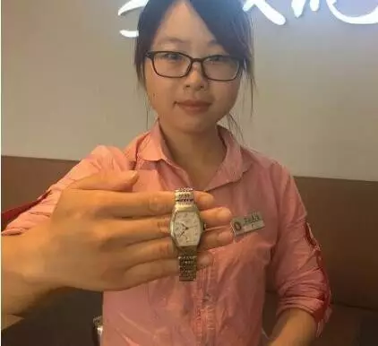 女子在飯店丟萬(wàn)元名表 排列上萬(wàn)手機(jī)號(hào)找出拾走者