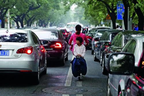 上下班高峰路段，北京的道路時常出現(xiàn)擁堵。攝影/中國新聞周刊記者 韓海丹