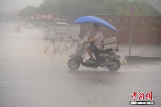 7月31日，暴雨侵襲福州，市民艱難出行。<a target='_blank' href='http://www.chinanews.com/'>中新社</a>記者 王東明 攝