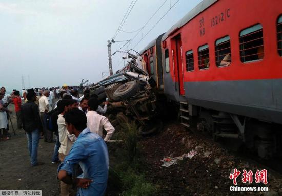 據(jù)外媒報(bào)道，印度北方邦8月23日凌晨發(fā)生火車(chē)脫軌事故，造成至少50名乘客受傷。報(bào)道稱，當(dāng)?shù)貢r(shí)間23日凌晨2點(diǎn)40分左右，Kaifiyat Express列車(chē)在北方邦A(yù)uraiya地區(qū)附近與翻斗車(chē)相撞，造成9節(jié)車(chē)廂脫軌，至少50名乘客受傷，傷者已被緊急送往醫(yī)院。據(jù)悉，這是5天以來(lái)北方邦發(fā)生的第二起火車(chē)脫軌事故，19日的事故共導(dǎo)致22人死亡，156人受傷。