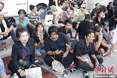 8月25日，逾千名支持者聚集在泰國最高法院外圍馬路高架橋下聲援前總理英拉。 <a target='_blank' href='http://www.chinanews.com/'>中新社</a>記者 王國安 攝