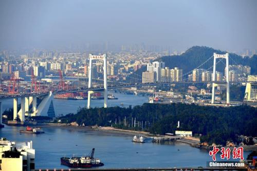 資料圖：廈門著名的跨海大橋——海滄大橋，是廈門島內(nèi)島外聯(lián)合發(fā)展的重要見證。王東明 攝