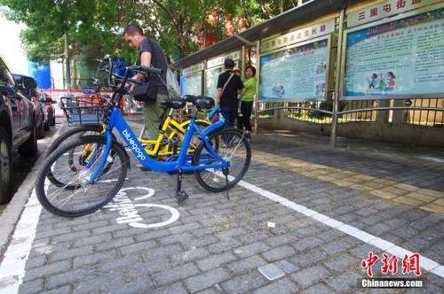 資料圖：一位外國友人正在北京三里屯地區(qū)的一處共享單車電子圍欄內(nèi)歸還單車。<a target='_blank' href='http://www.chinanews.com/'>中新社</a>記者 賈天勇 攝