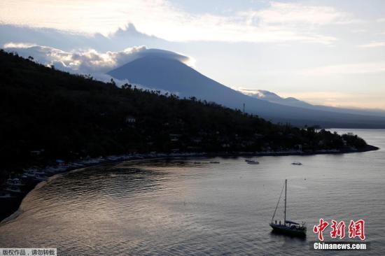 自8月以來(lái)，巴厘島阿貢火山地殼活動(dòng)持續(xù)增強(qiáng)，很可能在沉寂50多年后再度噴發(fā)。阿貢火山噴發(fā)周期約為50年，最近一次強(qiáng)烈噴發(fā)發(fā)生于1963年，造成約1100人死亡。圖為阿貢火山。