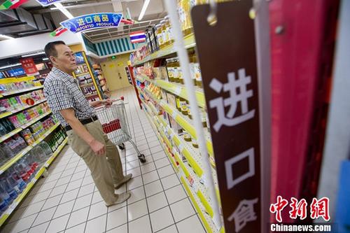 8月8日，山西太原，民眾在超市挑選進口商品。2017年中國外貿(mào)“下半場”開局良好。當日，中國海關(guān)總署公布的最新數(shù)據(jù)顯示，7月中國進出口總值2.32萬億元（人民幣，下同），同比增長12.7%。其中出口增長11.2%，進口增長14.7%；貿(mào)易順差擴大1.4%。<a target='_blank' href='http://www.chinanews.com/'>中新社</a>記者 張云 攝