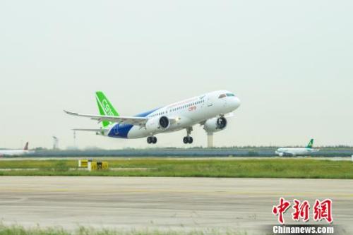 9月28日上午，C919大型客機10101架機在上海浦東機場完成一架次檢飛任務?！≈袊田w公司 攝