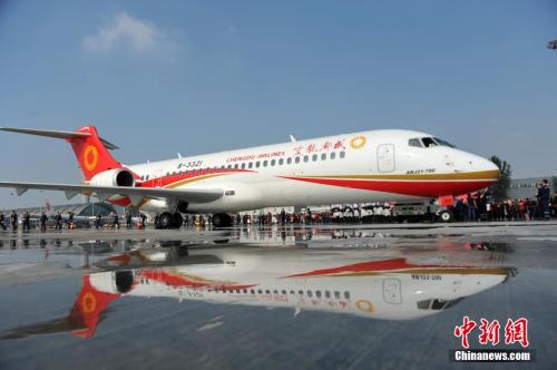 中國首架噴氣式支線客機——ARJ21飛機。資料圖。張浪 攝