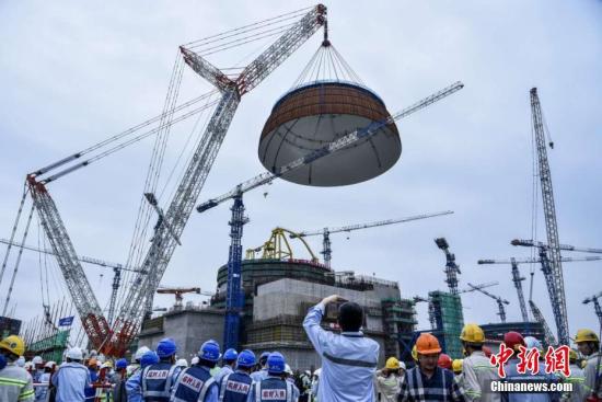 資料圖：5月25日下午5時(shí)58分，中國(guó)自主三代核電“華龍一號(hào)”全球首堆示范工程——中核集團(tuán)福清核電5號(hào)機(jī)組穹頂?shù)跹b成功。<a target='_blank' href='http://www.chinanews.com/'>中新社</a>發(fā) 鐘鷹 攝