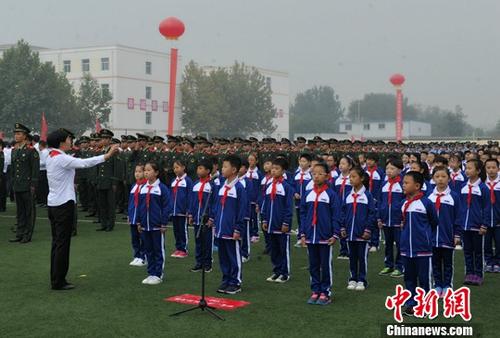 10月1日9時(shí)許，伴隨著雄壯的國(guó)歌，鮮艷的五星紅旗在雄安新區(qū)容城縣容城中學(xué)操場(chǎng)升起。這是雄安新區(qū)設(shè)立之后，首次舉行慶祝國(guó)慶“升國(guó)旗、唱國(guó)歌”儀式。圖為合唱《歌唱祖國(guó)》等曲目。<a target='_blank' href='http://www.chinanews.com/'>中新社</a>記者 韓冰 攝