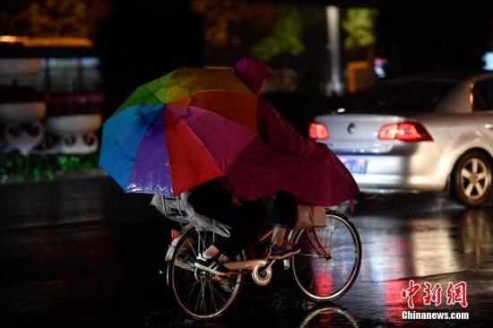 10月10日，市民雨中騎行。俗話說“一場秋雨一場寒”，寒露節(jié)氣剛過，陰雨天氣到訪昆明，氣溫下降，“春城”秋意漸濃。<a target='_blank' href='http://www.chinanews.com/'>中新社</a>記者 劉冉陽 攝