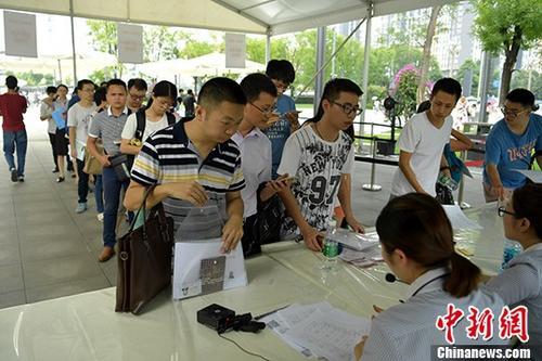 資料圖：成都天府新區(qū)等一些政務(wù)服務(wù)中心申請(qǐng)、等待辦理落戶手續(xù)的民眾排起長隊(duì)等待辦理。 <a target='_blank' href='http://www.chinanews.com/'>中新社</a>記者 劉忠俊 攝