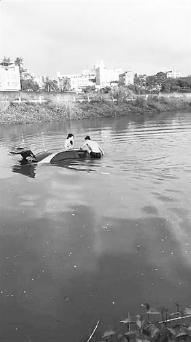 女子邊開(kāi)車(chē)邊看手機(jī)導(dǎo)航 連人帶車(chē)沖進(jìn)河里