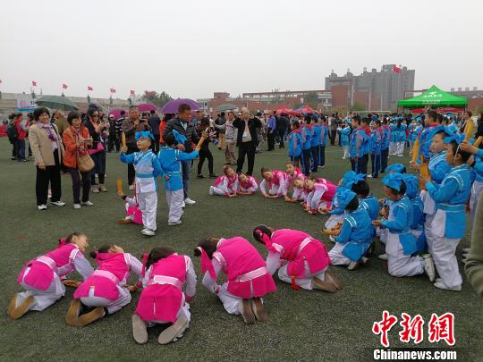 中國(guó)僑網(wǎng)海外華校校董紛紛在山西河津中學(xué)的特色教學(xué)展示項(xiàng)目“國(guó)學(xué)經(jīng)典誦讀”展示區(qū)駐足?！罱苡ⅰz