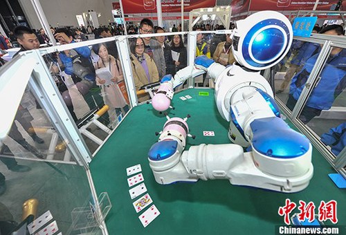 可以玩撲克牌的雙臂機器人吸引眾多參觀者。 <a target='_blank' href='http://www.chinanews.com/'>中新社</a>記者 張暢 攝