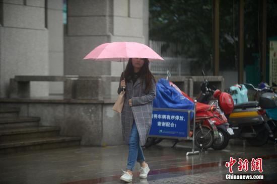 資料圖：江蘇省一市民穿秋裝出行。孟德龍 攝