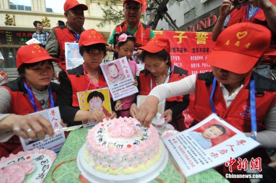 資料圖：山西愛心尋子團的志愿者與尋子家長走上街頭，宣傳打拐防拐知識。<a target='_blank' href='http://www.chinanews.com/'>中新社</a>發(fā) 韋亮 攝