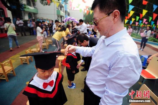 資料圖：山西太原一幼兒園的孩子們穿上學士服參加畢業(yè)典禮。<a target='_blank' href='http://www.chinanews.com/'>中新社</a>發(fā) 張云 攝