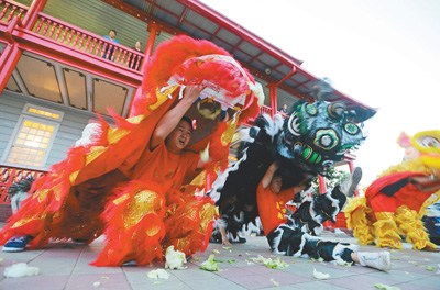 蘇里南首都帕拉馬里博，華裔民眾進(jìn)行舞獅表演，歡迎中國(guó)傳統(tǒng)春節(jié)到來(lái)。 　　人民視覺(jué)