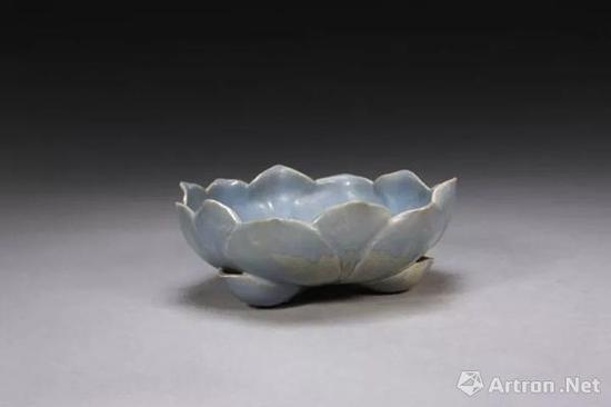 宜興窯仿鈞天藍釉蓮花式洗，明，高7.1cm,口徑19.3cm,足距10cm.