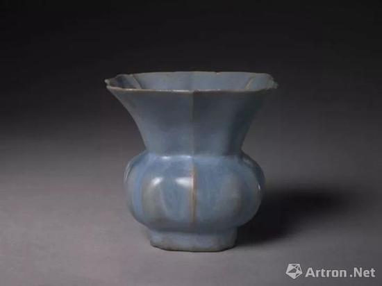 宜興窯仿鈞天藍釉方渣斗，明，高8cm,口邊長8.6cm,足邊長4.3cm.