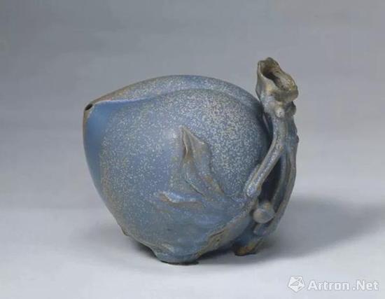 宜興窯桃式水注，明，通高11.9cm,腹徑12cm.