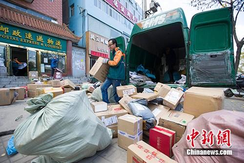 資料圖：物流工作人員正在分揀快遞。<a target='_blank' href='http://www.chinanews.com/'>中新社</a>記者 張云 攝