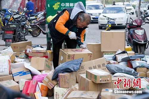 資料圖：11月2日，山西太原，物流工作人員正在分揀快遞。<a target='_blank' href='http://www.chinanews.com/'>中新社</a>記者 張云 攝