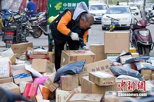 資料圖：11月2日，山西太原，物流工作人員正在分揀快遞。<a target='_blank' href='http://www.chinanews.com/'>中新社</a>記者 張?jiān)?攝