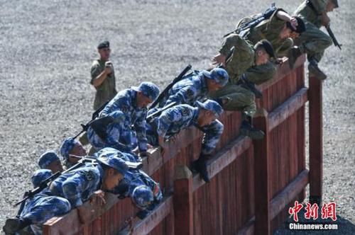 資料圖為中俄雙方海軍陸戰(zhàn)隊(duì)員翻越圍墻障礙。<a target='_blank' href='http://www.chinanews.com/'>中新社</a>記者 任東 攝