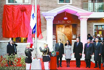 16日，巴拿馬總統(tǒng)巴雷拉(右三)與中國外長王毅(右二)在北京共同出席巴拿馬駐華使館開館儀式。