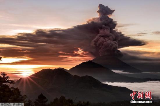 當(dāng)?shù)貢r(shí)間11月27日，印度尼西亞巴厘島阿貢火山日前接連噴發(fā)，當(dāng)?shù)孛癖姾彤?dāng)局都對(duì)此提高警惕。由于有再發(fā)噴發(fā)可能，印尼當(dāng)局27日將阿貢火山的警戒級(jí)別從三級(jí)別調(diào)高至最高的四級(jí)。