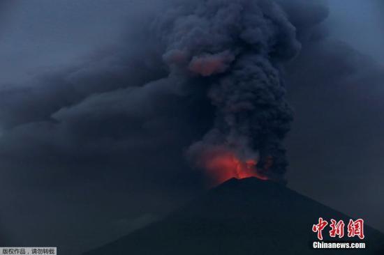 印尼國家災(zāi)害管理局今天將阿貢火山噴發(fā)警戒升至最高級(jí)別第4級(jí)。撤離區(qū)從火山周圍的6至7.5公里，擴(kuò)大到10公里。