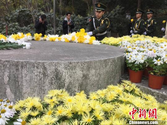 南京北極閣大屠殺叢葬地悼念現(xiàn)場(chǎng)。　朱曉穎 攝