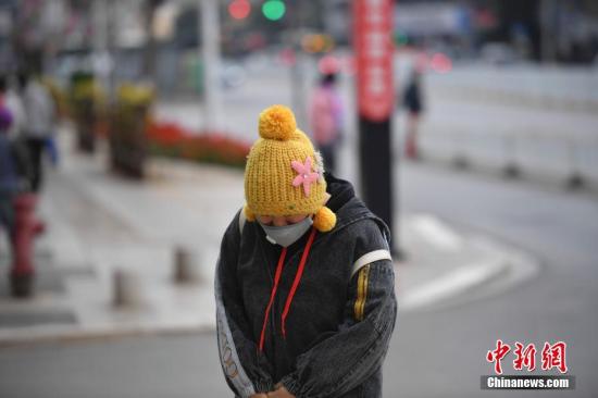 12月16日，寒風(fēng)中的市民。 <a target='_blank' href='http://www.chinanews.com/'>中新社</a>記者 劉冉陽 攝