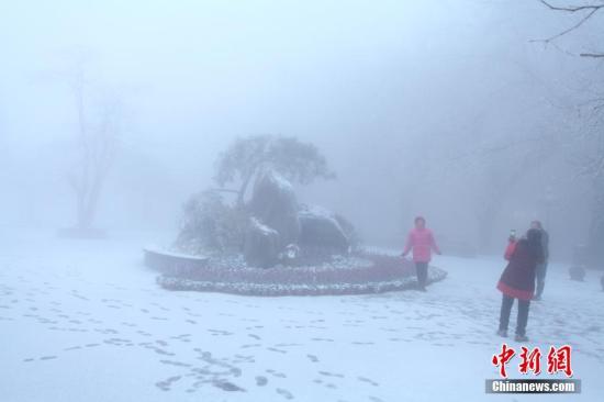 受強(qiáng)冷空氣影響，12月16日清晨，江西廬山風(fēng)景區(qū)降下2017年入冬第一場雪。 吳健 攝