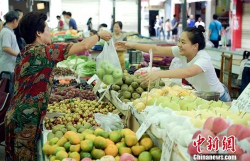 資料圖：民眾正在購(gòu)買水果。<a target='_blank' href='http://www.chinanews.com/'>中新社</a>記者 劉忠俊 攝