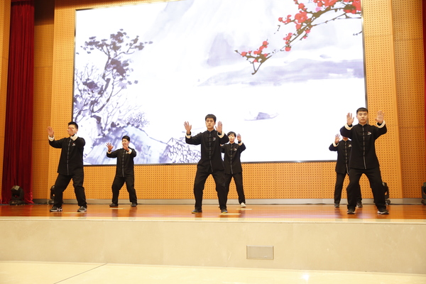 陳家溝陳飛鴻太極拳館北京分館館長陳飛鴻所帶領(lǐng)的教練團(tuán)隊(duì)給大家表演正宗陳家溝陳氏太極拳傳統(tǒng)套路及器械