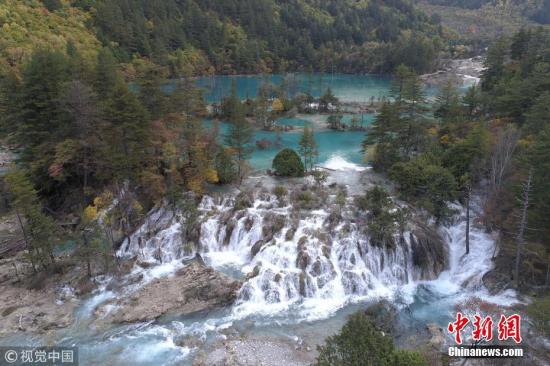 圖為震后新景觀--雙龍海瀑布。 圖片來源：視覺中國