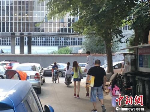 資料圖：北京某幼兒園門口，家長接孩子放學(xué)。<a target='_blank' href='http://www.chinanews.com/' >中新網(wǎng)</a>記者 湯琪 攝