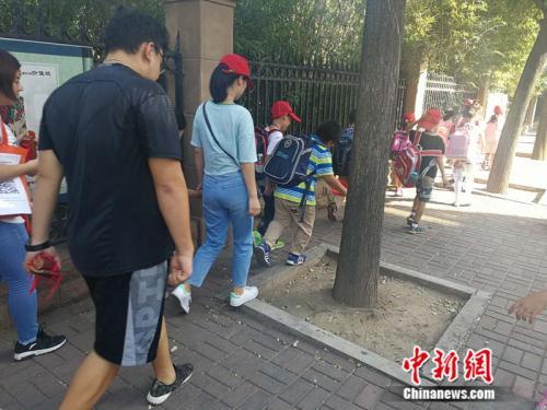 資料圖：某托管機構(gòu)接小學(xué)生放學(xué)。<a target='_blank' href='http://www.chinanews.com/' >中新網(wǎng)</a>記者 張尼 攝