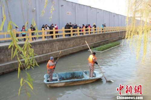 資料圖：過去水質(zhì)渾濁、淤泥沉積的嫩江河，如今清澈暢通?！≈芰?攝