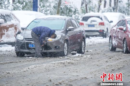 拋錨的車輛?！垕I子 攝